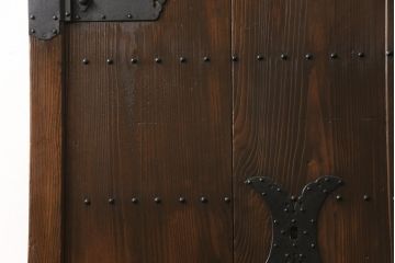 蔵戸をリペア&カスタム!高品質リペアを施し、リサイズ。丸型戸車を取り付け。外部用塗装で仕上げ。(引き戸、玄関戸、建具)