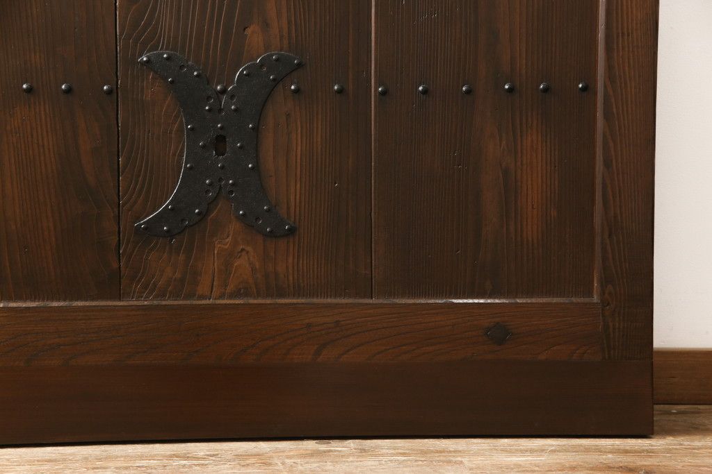 蔵戸をリペア&カスタム!高品質リペアを施し、リサイズ。丸型戸車を取り付け。外部用塗装で仕上げ。(引き戸、玄関戸、建具)