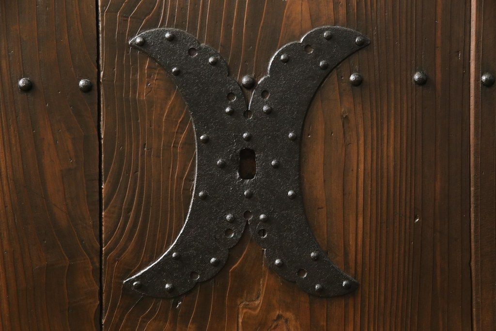 蔵戸をリペア&カスタム!高品質リペアを施し、リサイズ。丸型戸車を取り付け。外部用塗装で仕上げ。(引き戸、玄関戸、建具)