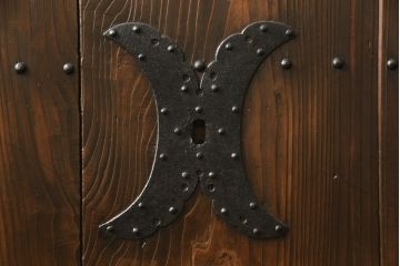 蔵戸をリペア&カスタム!高品質リペアを施し、リサイズ。丸型戸車を取り付け。外部用塗装で仕上げ。(引き戸、玄関戸、建具)