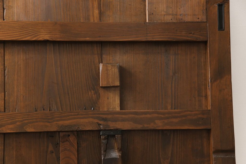 蔵戸をリペア&カスタム!高品質リペアを施し、リサイズ。丸型戸車を取り付け。外部用塗装で仕上げ。(引き戸、玄関戸、建具)