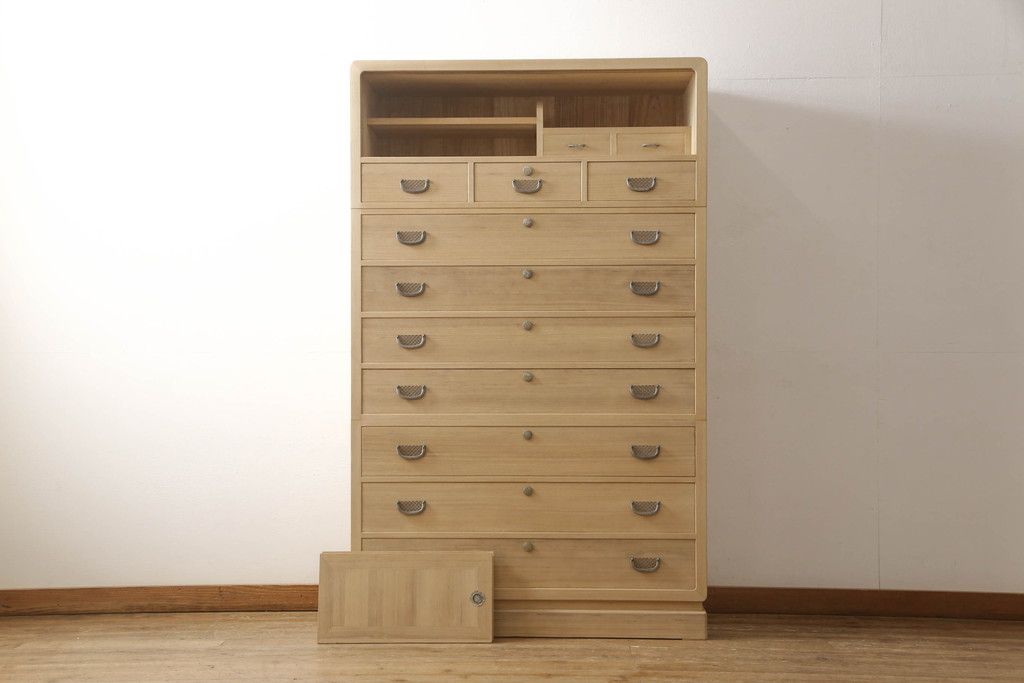 総桐箪笥の見た目を変えずに綺麗にリペア!元の自然な雰囲気をそのままに木地色仕上げ。(四方丸、大丸、桐たんす、和箪笥、和たんす、衣装箪笥)