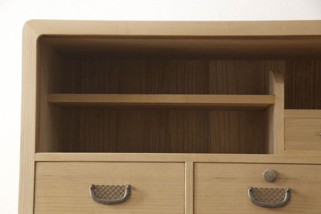 総桐箪笥の見た目を変えずに綺麗にリペア!元の自然な雰囲気をそのままに木地色仕上げ。(四方丸、大丸、桐たんす、和箪笥、和たんす、衣装箪笥)