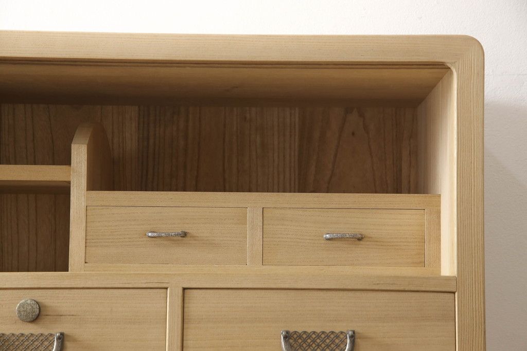 総桐箪笥の見た目を変えずに綺麗にリペア!元の自然な雰囲気をそのままに木地色仕上げ。(四方丸、大丸、桐たんす、和箪笥、和たんす、衣装箪笥)