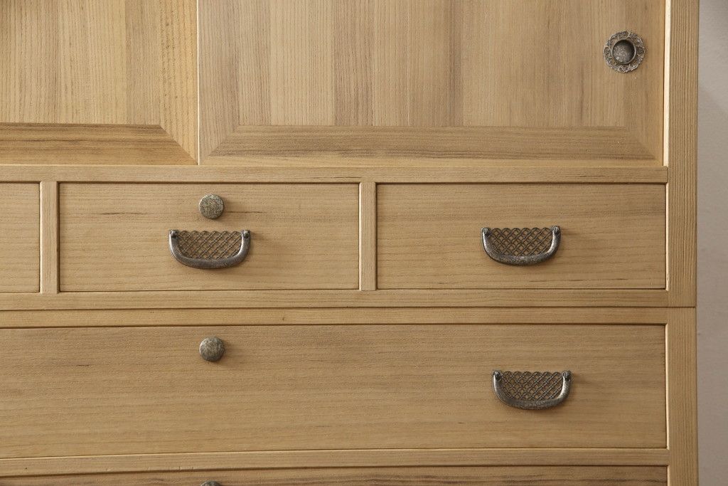 総桐箪笥の見た目を変えずに綺麗にリペア!元の自然な雰囲気をそのままに木地色仕上げ。(四方丸、大丸、桐たんす、和箪笥、和たんす、衣装箪笥)