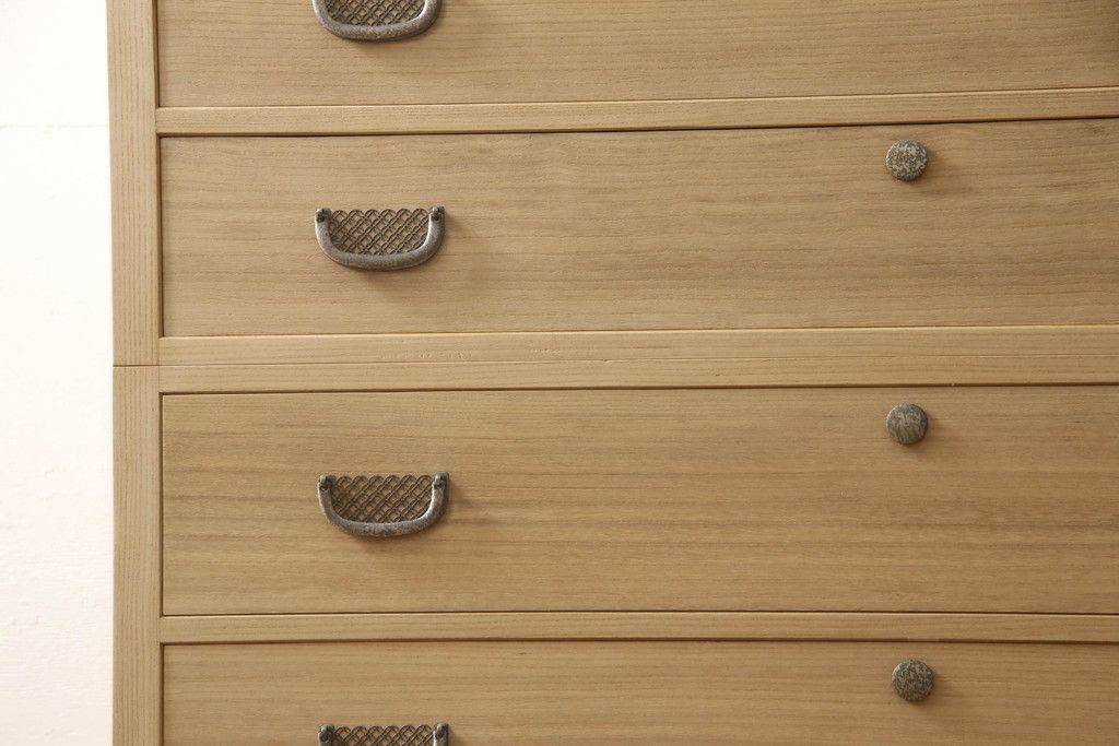 総桐箪笥の見た目を変えずに綺麗にリペア!元の自然な雰囲気をそのままに木地色仕上げ。(四方丸、大丸、桐たんす、和箪笥、和たんす、衣装箪笥)