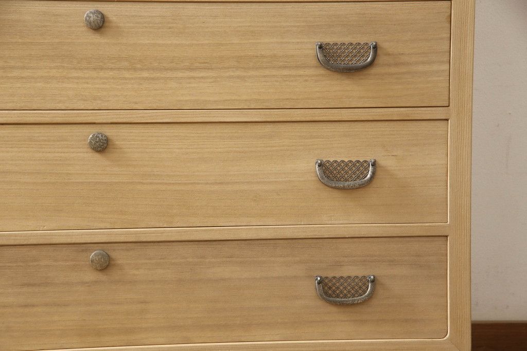 総桐箪笥の見た目を変えずに綺麗にリペア!元の自然な雰囲気をそのままに木地色仕上げ。(四方丸、大丸、桐たんす、和箪笥、和たんす、衣装箪笥)