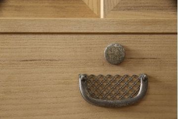 総桐箪笥の見た目を変えずに綺麗にリペア!元の自然な雰囲気をそのままに木地色仕上げ。(四方丸、大丸、桐たんす、和箪笥、和たんす、衣装箪笥)