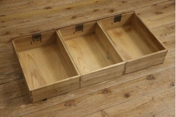 桐箪笥をリペア&カスタム!天板と木製脚を取り付けローボードに。引き戸は切り抜き浅野は模様のガラスを取り付け。現状をベースに着色仕上げ。(テレビ台、テレビボード、収納箪笥、和タンス、引き出し、戸棚、収納棚、キャビネット、リビングボード)