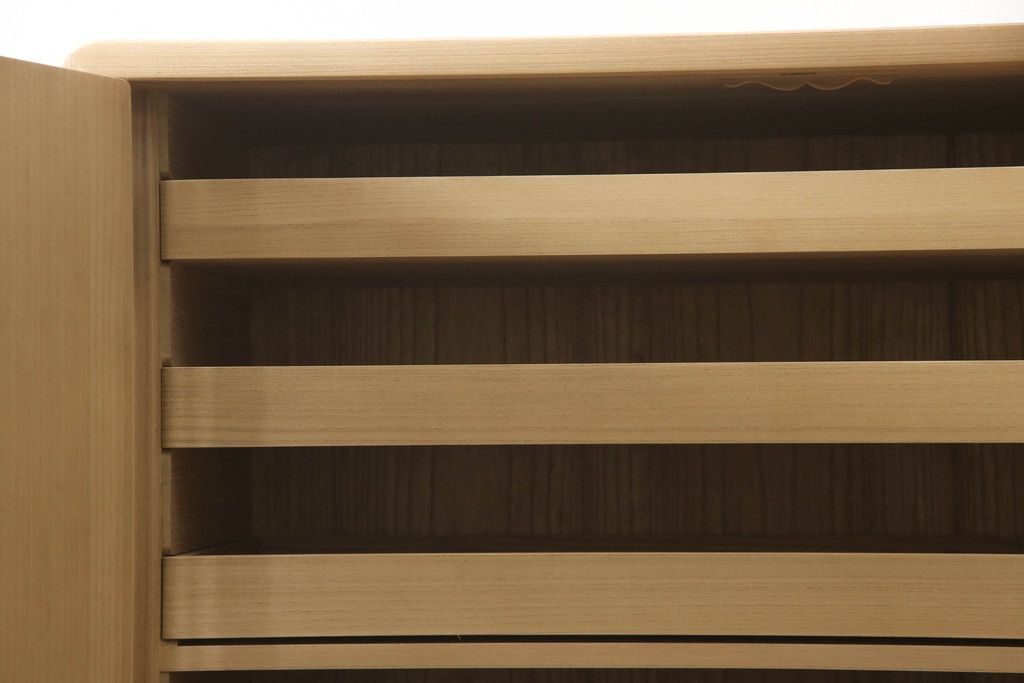 桐箪笥の見た目を変えずに綺麗にリペア!本来の美しさを活かし、蜜蝋ワックスで仕上げ。(総桐たんす、桐タンス、着物箪笥、和タンス)