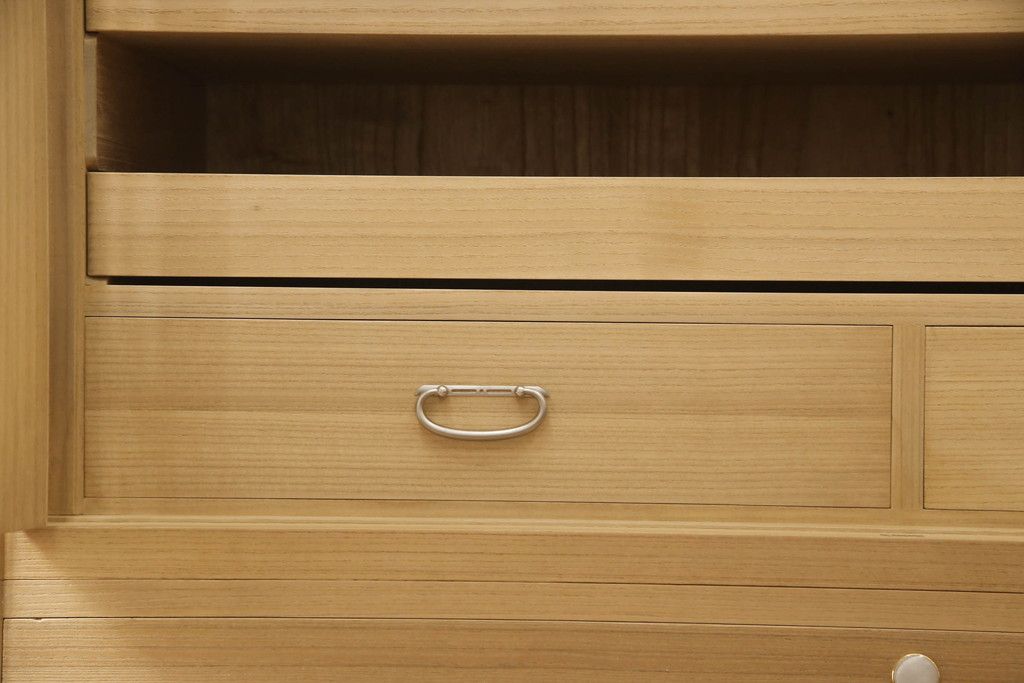 桐箪笥の見た目を変えずに綺麗にリペア!本来の美しさを活かし、蜜蝋ワックスで仕上げ。(総桐たんす、桐タンス、着物箪笥、和タンス)