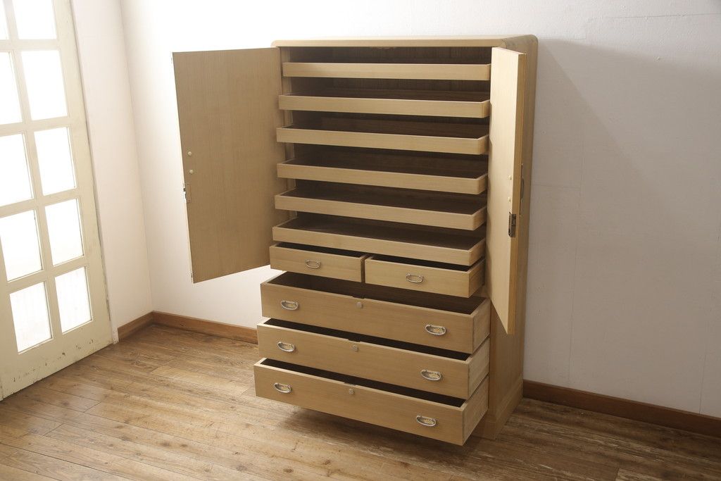 桐箪笥の見た目を変えずに綺麗にリペア!本来の美しさを活かし、蜜蝋ワックスで仕上げ。(総桐たんす、桐タンス、着物箪笥、和タンス)