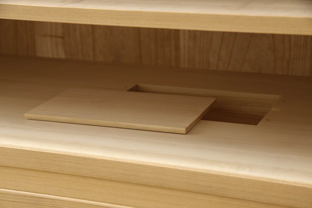 桐箪笥の見た目を変えずに綺麗にリペア!本来の美しさを活かし、蜜蝋ワックスで仕上げ。(総桐たんす、桐タンス、着物箪笥、和タンス)