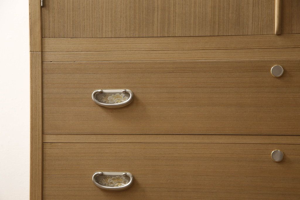 桐箪笥の見た目を変えずに綺麗にリペア!本来の美しさを活かし、蜜蝋ワックスで仕上げ。(総桐たんす、桐タンス、着物箪笥、和タンス)