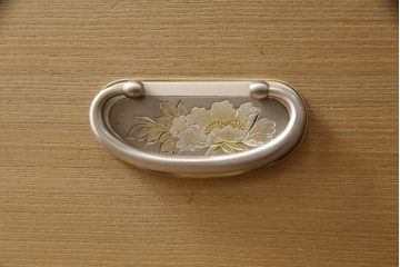 桐箪笥の見た目を変えずに綺麗にリペア!本来の美しさを活かし、蜜蝋ワックスで仕上げ。(総桐たんす、桐タンス、着物箪笥、和タンス)