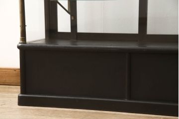天枠付きのガラスケースをリペア&カスタム!引き戸の引手を交換。金具はアンティーク感を残し、本体は黒にペイント仕上げ。(陳列棚、ショーケース)