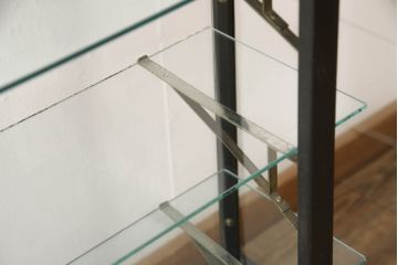 天枠付きのガラスケースをリペア&カスタム!引き戸の引手を交換。金具はアンティーク感を残し、本体は黒にペイント仕上げ。(陳列棚、ショーケース)
