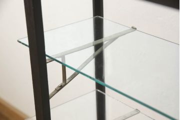 天枠付きのガラスケースをリペア&カスタム!引き戸の引手を交換。金具はアンティーク感を残し、本体は黒にペイント仕上げ。(陳列棚、ショーケース)
