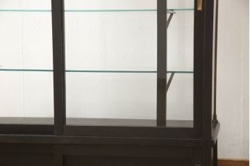 天枠付きのガラスケースをリペア&カスタム!引き戸の引手を交換。金具はアンティーク感を残し、本体は黒にペイント仕上げ。(陳列棚、ショーケース)