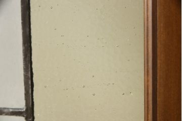 ステンドグラス2枚セットをリペア&カスタム!破損部分は雰囲気の近いガラスに差し替えリペア。新規製作した引き戸へ取り付け、戸枠に合わせた着色仕上げ。(引き戸、建具)