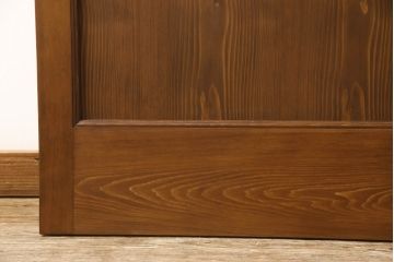 ステンドグラス2枚セットをリペア&カスタム!破損部分は雰囲気の近いガラスに差し替えリペア。新規製作した引き戸へ取り付け、戸枠に合わせた着色仕上げ。(引き戸、建具)