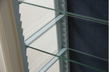 キャビネットをリペア&カスタム!高品質リペアを施し、外側はアンティークホワイト、内側はくすんだ水色ででペイント仕上げ。(ガラスケース、ショーケース、飾り棚、陳列棚、戸棚、食器棚、カップボード、店舗什器)