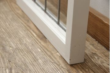 ステンドグラスをリペア&カスタム!高品質リペアを施し、アンティークホワイトでペイント仕上げ。(ガラス戸、窓、建具)