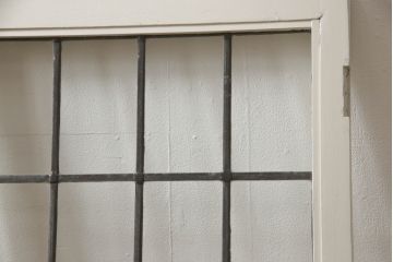 ステンドグラスをリペア&カスタム!高品質リペアを施し、アンティークホワイトでペイント仕上げ。(ガラス戸、窓、建具)