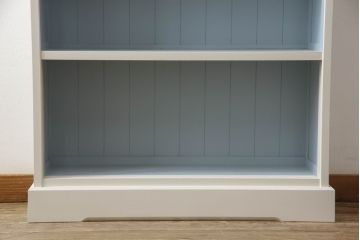本棚をリペア&カスタム!外側はアンティークホワイト、内側はくすんだ水色でペイント仕上げ。(ブックシェルフ、飾り棚、収納棚、ブックケース、キャビネット)