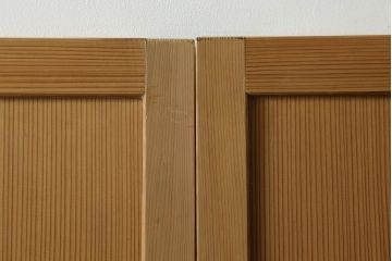 昭和初期の板戸をリペア&カスタム!リサイズし、吊り金具を加工。クリアワックスのみで木地色仕上げ。(引き戸、建具)