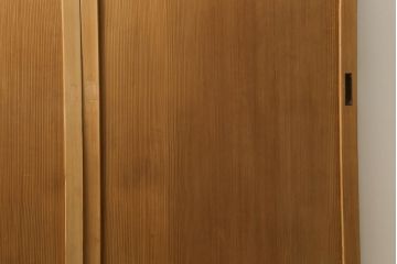 昭和初期の板戸をリペア&カスタム!リサイズし、吊り金具を加工。クリアワックスのみで木地色仕上げ。(引き戸、建具)