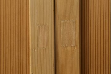 昭和初期の板戸をリペア&カスタム!リサイズし、吊り金具を加工。クリアワックスのみで木地色仕上げ。(引き戸、建具)