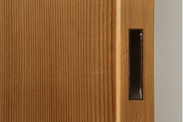 昭和初期の板戸をリペア&カスタム!リサイズし、吊り金具を加工。クリアワックスのみで木地色仕上げ。(引き戸、建具)