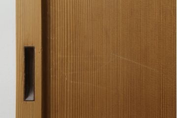 昭和初期の板戸をリペア&カスタム!リサイズし、吊り金具を加工。クリアワックスのみで木地色仕上げ。(引き戸、建具)