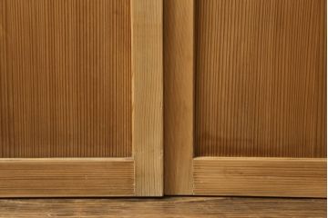 昭和初期の板戸をリペア&カスタム!リサイズし、吊り金具を加工。クリアワックスのみで木地色仕上げ。(引き戸、建具)