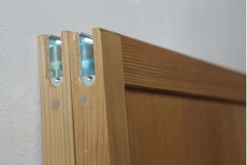 昭和初期の板戸をリペア&カスタム!リサイズし、吊り金具を加工。クリアワックスのみで木地色仕上げ。(引き戸、建具)