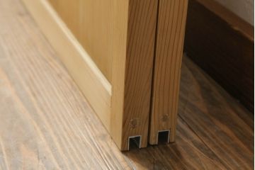 昭和初期の板戸をリペア&カスタム!リサイズし、吊り金具を加工。クリアワックスのみで木地色仕上げ。(引き戸、建具)