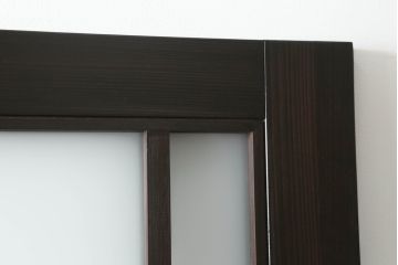 ガラス戸をリペア&カスタム!リサイズし、引手を取り付け。色ガラスとすりガラスをはめ込み、木部はチェスナット系に着色仕上げ。(引き戸、建具)