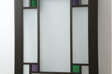 ガラス戸をリペア&カスタム!リサイズし、引手を取り付け。色ガラスとすりガラスをはめ込み、木部はチェスナット系に着色仕上げ。(引き戸、建具)