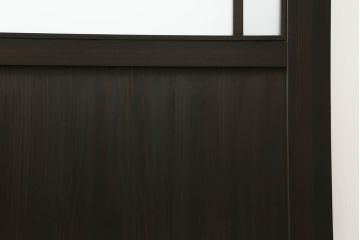 ガラス戸をリペア&カスタム!リサイズし、引手を取り付け。色ガラスとすりガラスをはめ込み、木部はチェスナット系に着色仕上げ。(引き戸、建具)