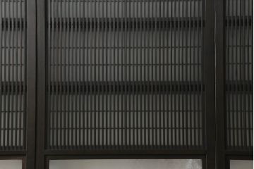 格子戸3枚をリペア&カスタム!高さと幅をリサイズし、ウォーターガラスに交換。引手金具、戸車を取り付け、現状の色味を活かした着色仕上げ。合わせて戸枠も製作。(ガラス帯戸、引き戸、建具)