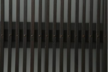 格子戸3枚をリペア&カスタム!高さと幅をリサイズし、ウォーターガラスに交換。引手金具、戸車を取り付け、現状の色味を活かした着色仕上げ。合わせて戸枠も製作。(ガラス帯戸、引き戸、建具)