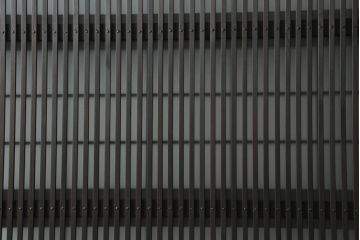 格子戸3枚をリペア&カスタム!高さと幅をリサイズし、ウォーターガラスに交換。引手金具、戸車を取り付け、現状の色味を活かした着色仕上げ。合わせて戸枠も製作。(ガラス帯戸、引き戸、建具)