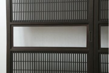 格子戸3枚をリペア&カスタム!高さと幅をリサイズし、ウォーターガラスに交換。引手金具、戸車を取り付け、現状の色味を活かした着色仕上げ。合わせて戸枠も製作。(ガラス帯戸、引き戸、建具)