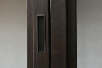 格子戸3枚をリペア&カスタム!高さと幅をリサイズし、ウォーターガラスに交換。引手金具、戸車を取り付け、現状の色味を活かした着色仕上げ。合わせて戸枠も製作。(ガラス帯戸、引き戸、建具)