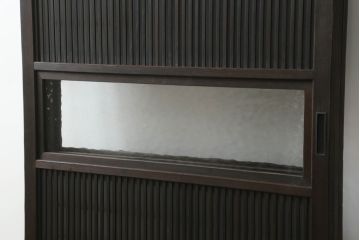 格子戸3枚をリペア&カスタム!高さと幅をリサイズし、ウォーターガラスに交換。引手金具、戸車を取り付け、現状の色味を活かした着色仕上げ。合わせて戸枠も製作。(ガラス帯戸、引き戸、建具)