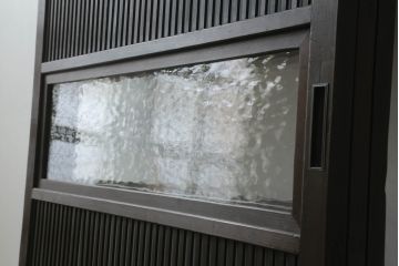 格子戸3枚をリペア&カスタム!高さと幅をリサイズし、ウォーターガラスに交換。引手金具、戸車を取り付け、現状の色味を活かした着色仕上げ。合わせて戸枠も製作。(ガラス帯戸、引き戸、建具)