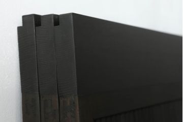 格子戸3枚をリペア&カスタム!高さと幅をリサイズし、ウォーターガラスに交換。引手金具、戸車を取り付け、現状の色味を活かした着色仕上げ。合わせて戸枠も製作。(ガラス帯戸、引き戸、建具)