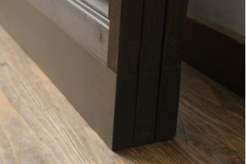 格子戸3枚をリペア&カスタム!高さと幅をリサイズし、ウォーターガラスに交換。引手金具、戸車を取り付け、現状の色味を活かした着色仕上げ。合わせて戸枠も製作。(ガラス帯戸、引き戸、建具)