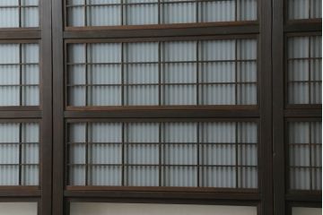 格子戸3枚をリペア&カスタム!高さと幅をリサイズし、ウォーターガラスに交換。引手金具、戸車を取り付け、現状の色味を活かした着色仕上げ。合わせて戸枠も製作。(ガラス帯戸、引き戸、建具)